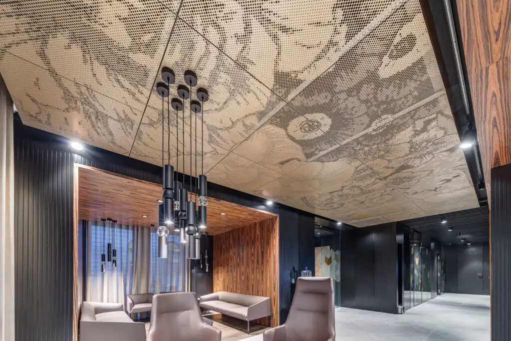 Květinový vzor vytvořen pomocí perforace na obkladu podhledu v interiéru