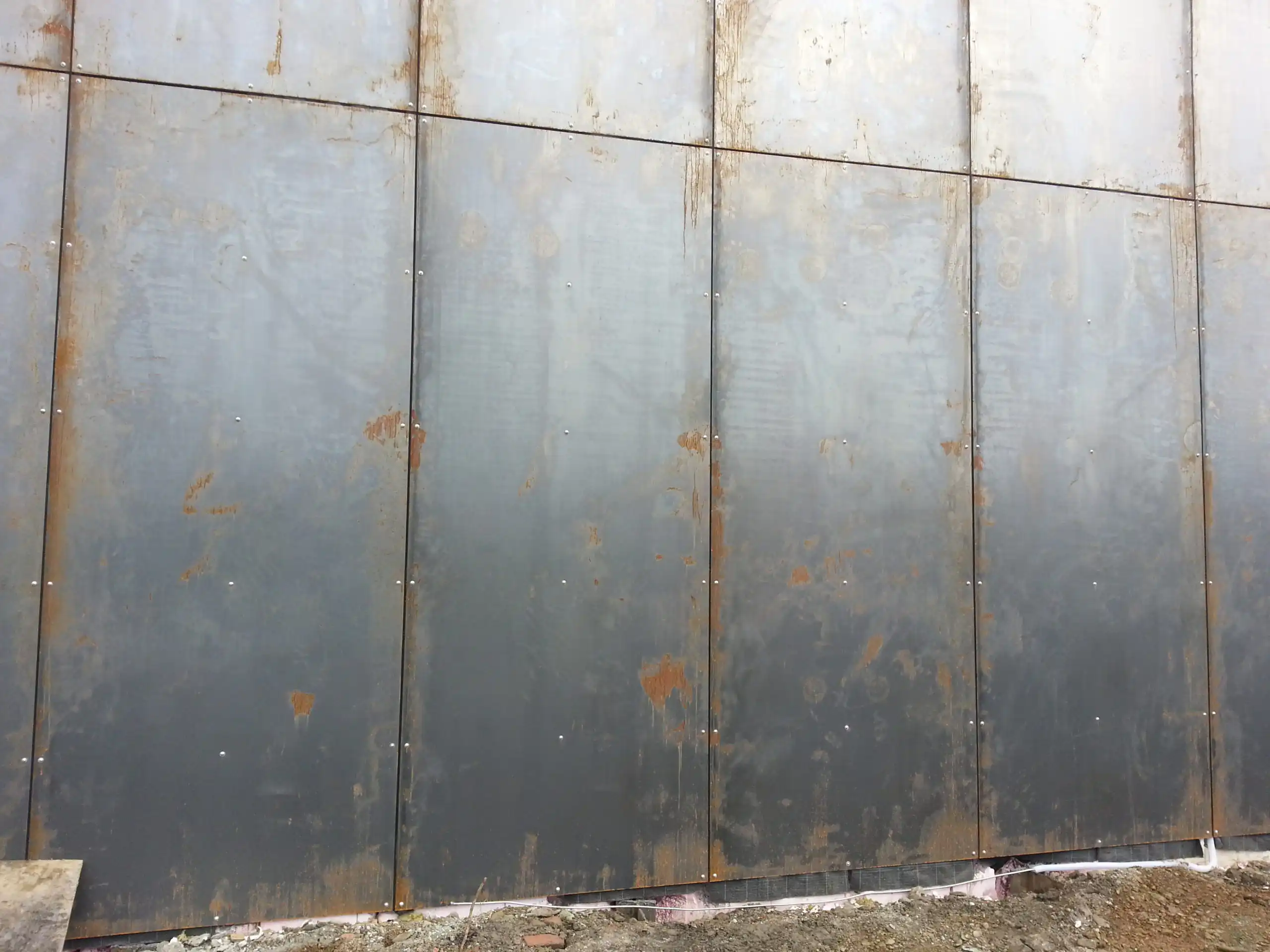 Materiál corten po instalaci