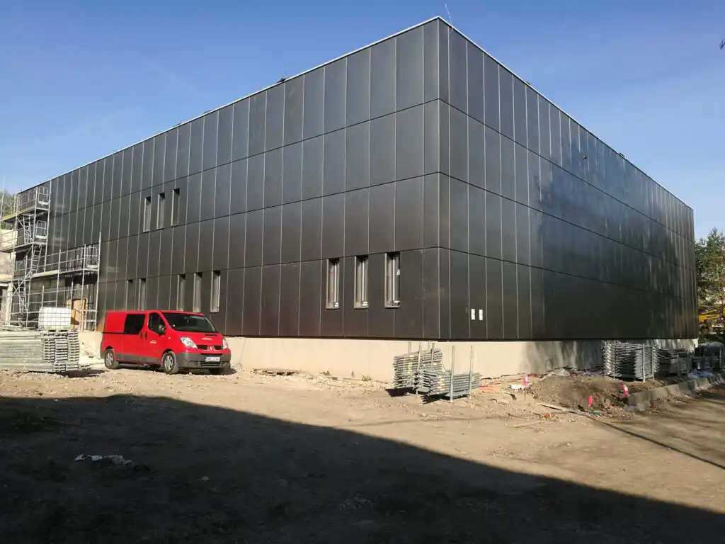 Zrání cortenu: foto hned po montáži cortenové fasády