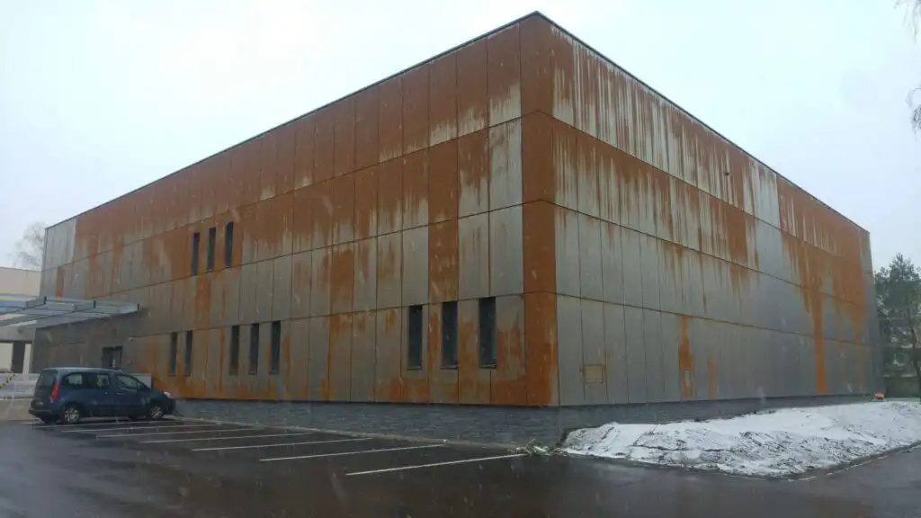 Zrání cortenu: foto 3 měsíce po montáži cortenové fasády - fasáda začína rezavĚt