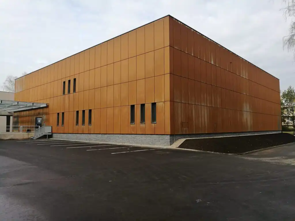 Zrání cortenu: foto 5-6 měsíců po montáži cortenové fasády