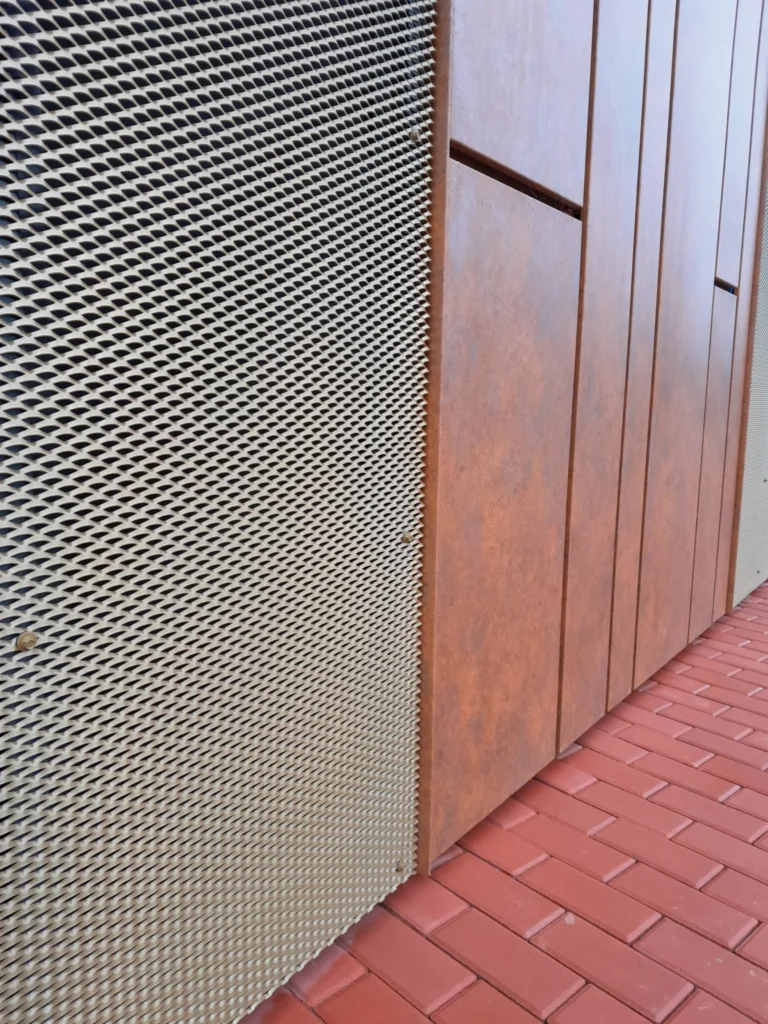 Detail rohového napojení fasády v designu světlé patinující oceli.