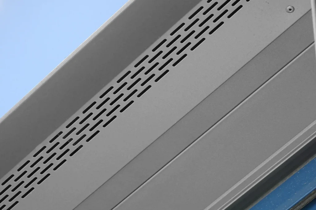 Detail nadpraží s technickou fasádní perforací pro ventilaci
