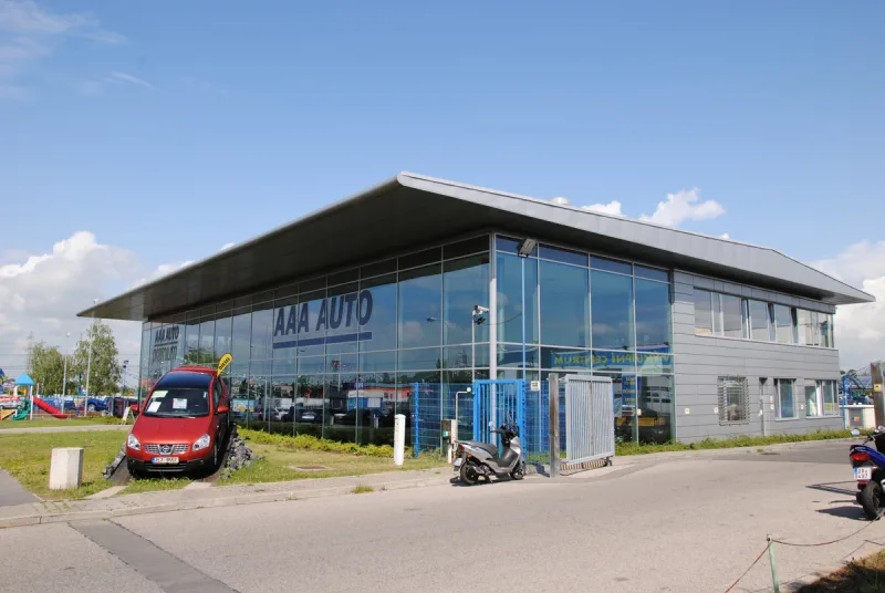 Provětrávaná fasáda showroomu AAA Auto v Praze s kovovým obkladem DEKMETAL