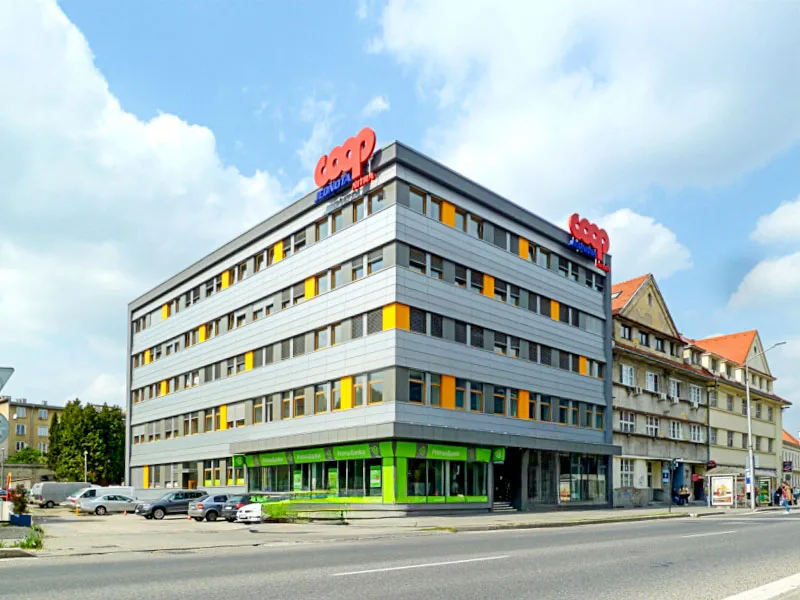 Moderní odvětrávaný plášť budovy AB Coop v Nitře