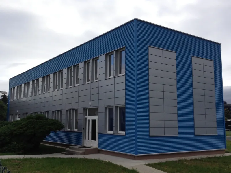 Kovový fasádní obklad DEKMETAL na komerčním objektu AB v Žatci