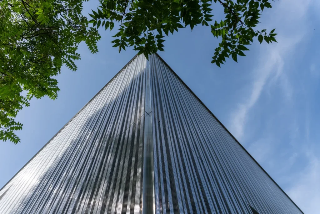 Rekonstrukce fasády Akademie věd v Praze pomocí obkladů DEKMETAL