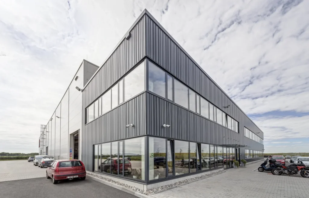 Odvětrávaná fasáda sídla společnosti Apex v Pohořelicích