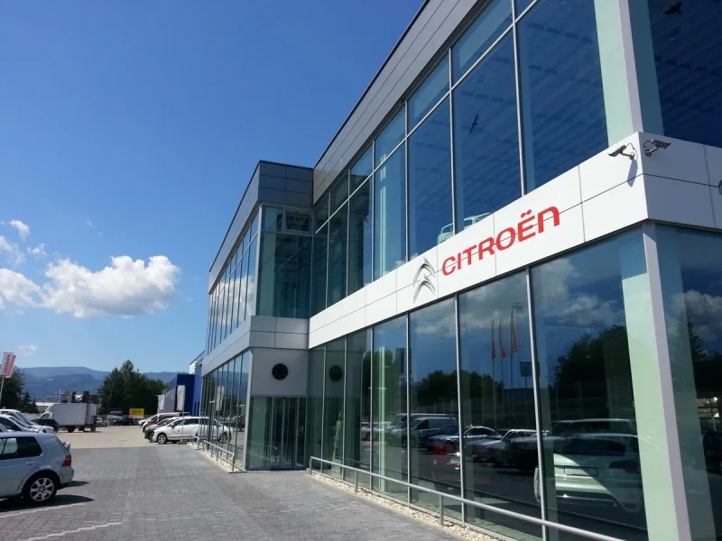Vzhled plechové fasády na autocentru Lioncar v Banské Bystrici