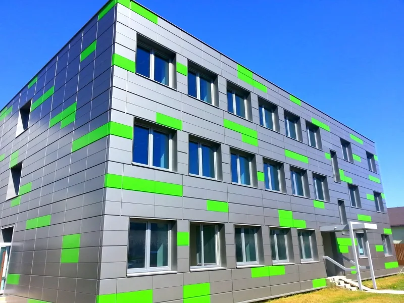 Fasádní obklad ubytovny Autogames s kovovým vizuálem
