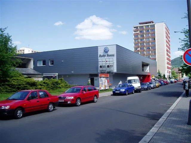 Moderní kovový plášť autosalonu ANEX v Děčíně