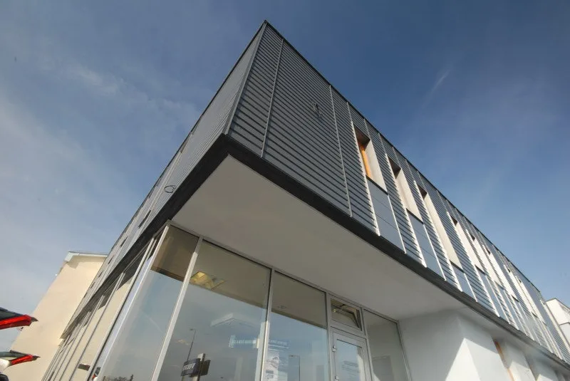 Moderní opláštění autosalonu Volvo v Pardubicích