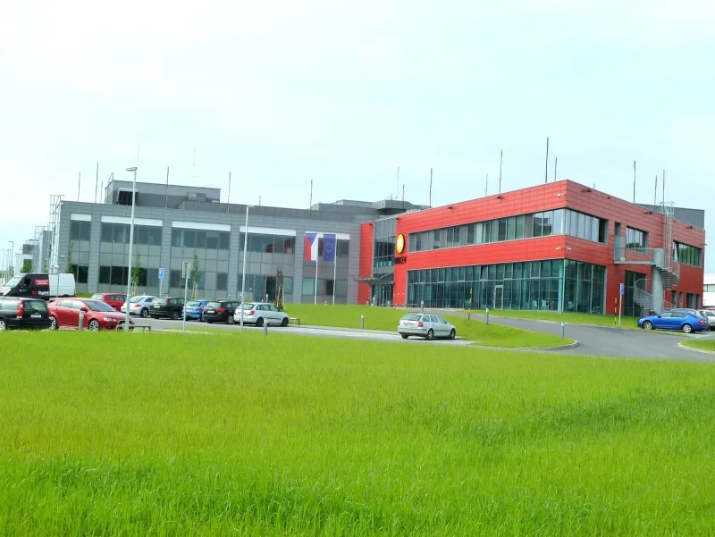High-tech fasáda vědeckého centra Biocev ve Vestci u Prahy