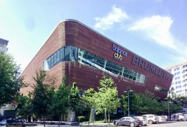 Moderní provětrávaná fasáda administrativního komplexu Brumlovka v Praze s designovým kovovým obkladem.