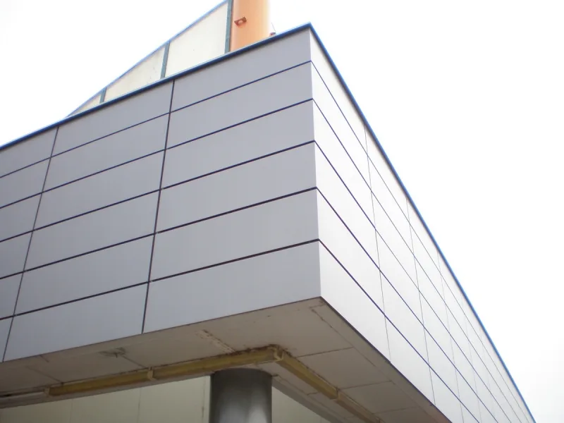 Renovace fasády Coop Jednota v Trenčíně s moderním kovovým pláštěm