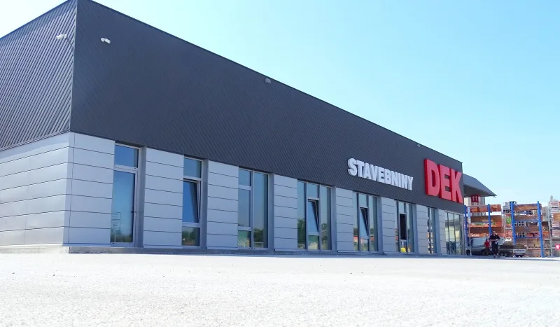 Referenční stylová fasáda prodejny DEK Stavebniny ve Znojmě