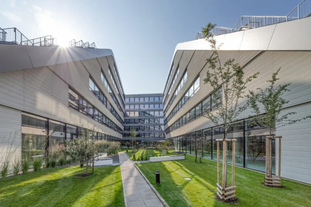 Luxusní kazetové řešení fasády developerského projektu Dock v Praze