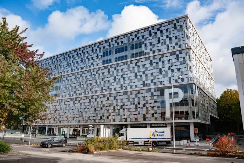 Exkluzivní kovová fasáda parkovacího domu ve Stockholmu