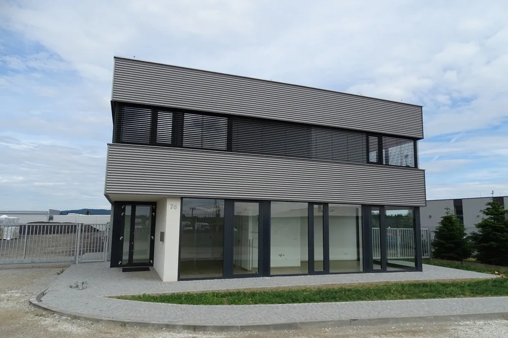 Průmyslová bezúdržbová plechová fasáda Haly Švec