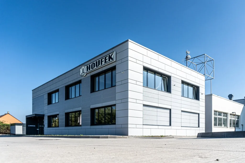 Moderní obklad výrobního areálu Houfek v Golčově Jeníkově