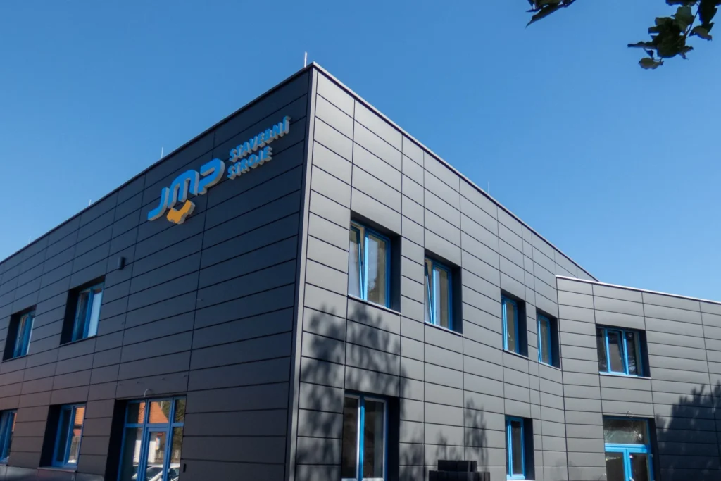 Moderní obklad haly JMP v Hrobicích