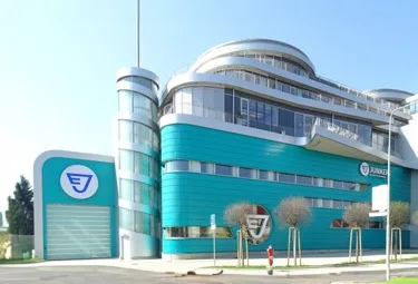 Kazetové řešení fasády závodu Junker v Holicích