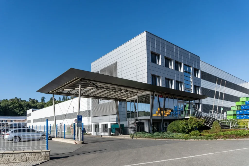 Bezúdržbová plechová fasáda automotive závodu ve Štítech