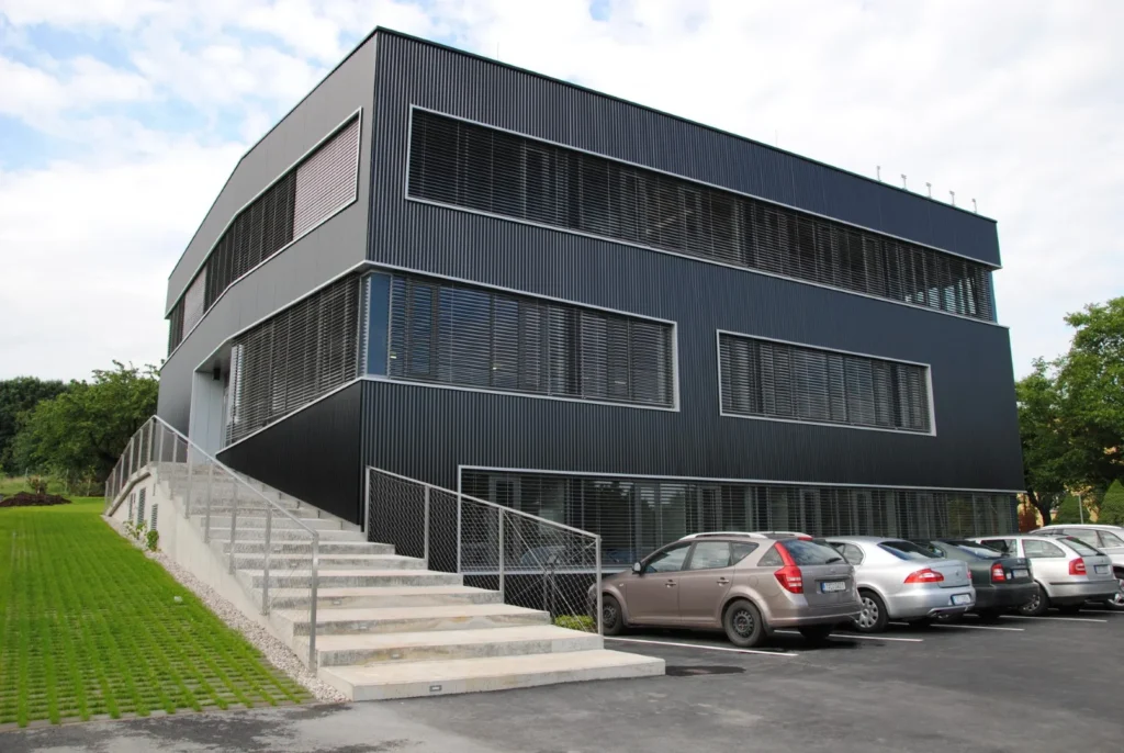 Provětrávaná fasáda objektu Lasák v Praze s kovovým obkladem DEKMETAL