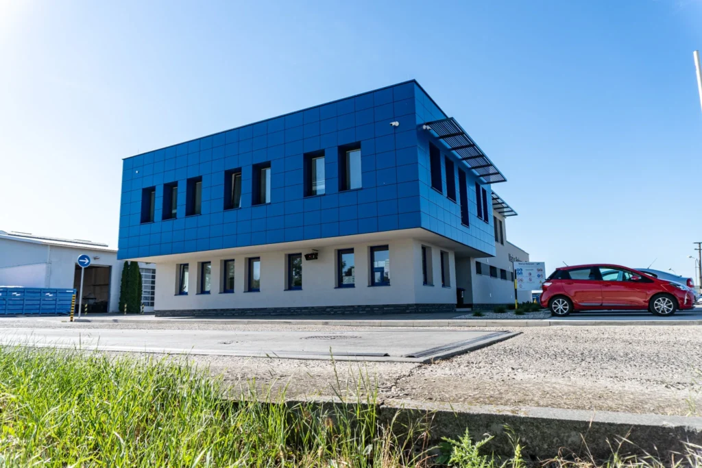 Kovový obklad na pozinkovaném nosném roštu v areálu Marius Pedersen Šulekovo