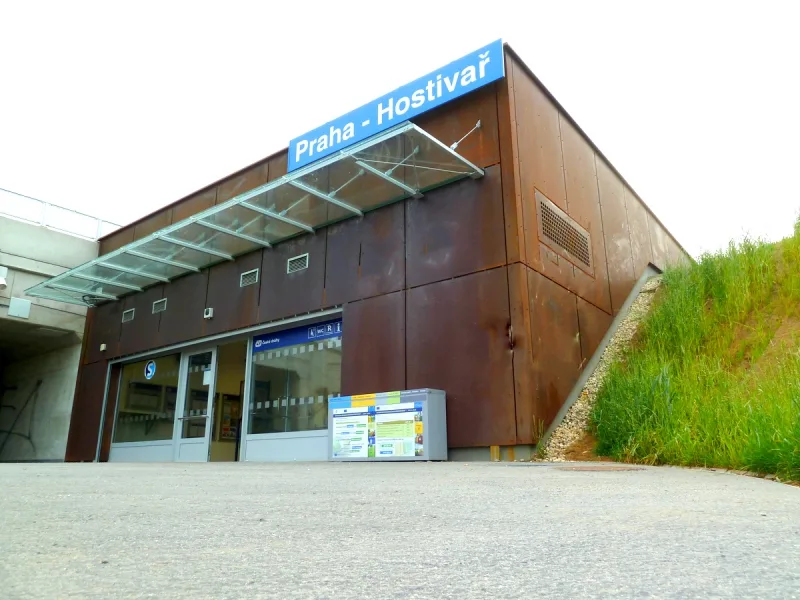 Odolná kovová fasáda nádraží Praha-Hostivař