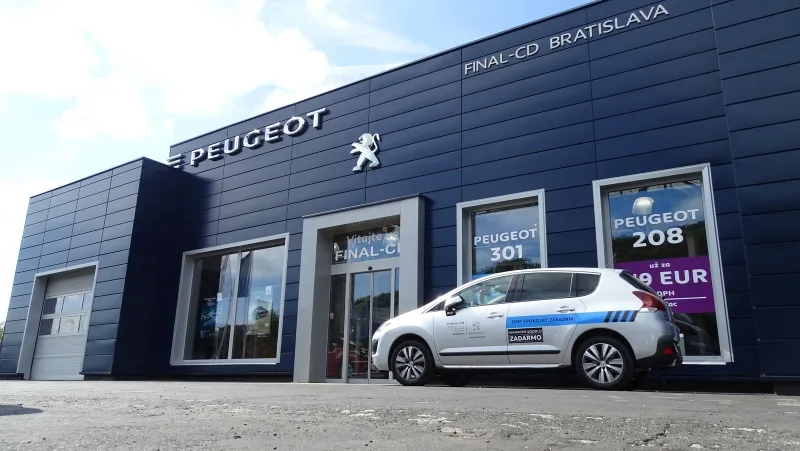 Plechová fasáda showroomu Peugeot v Bratislavě