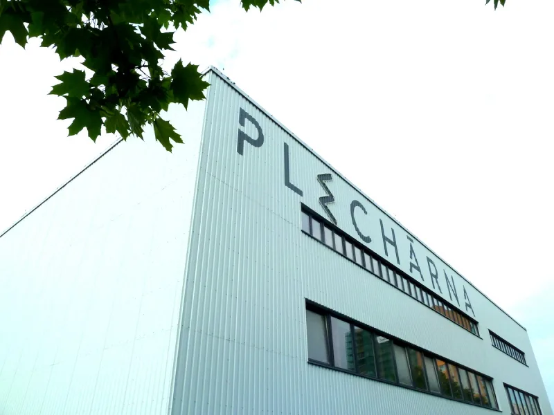 Autentická plechová fasáda komunitního centra Plechárna v Praze
