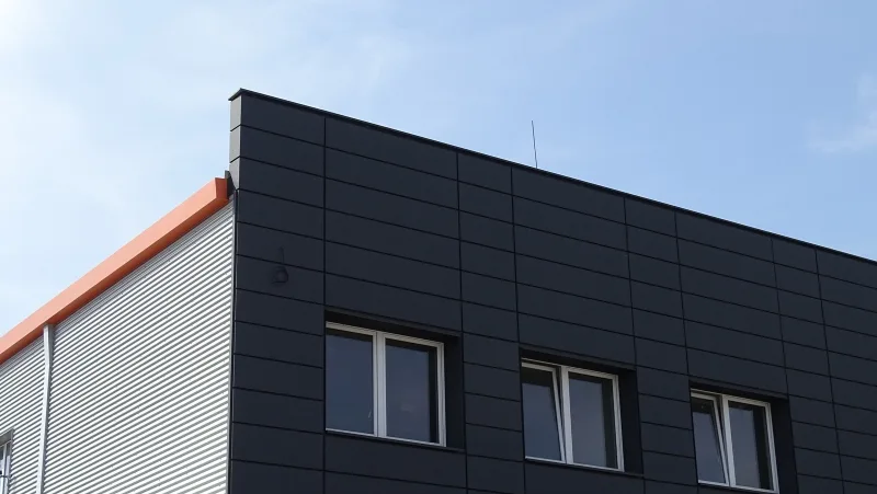 Administrativní budova Project Controls v Kyjově s elegantním kovovým řešením fasády