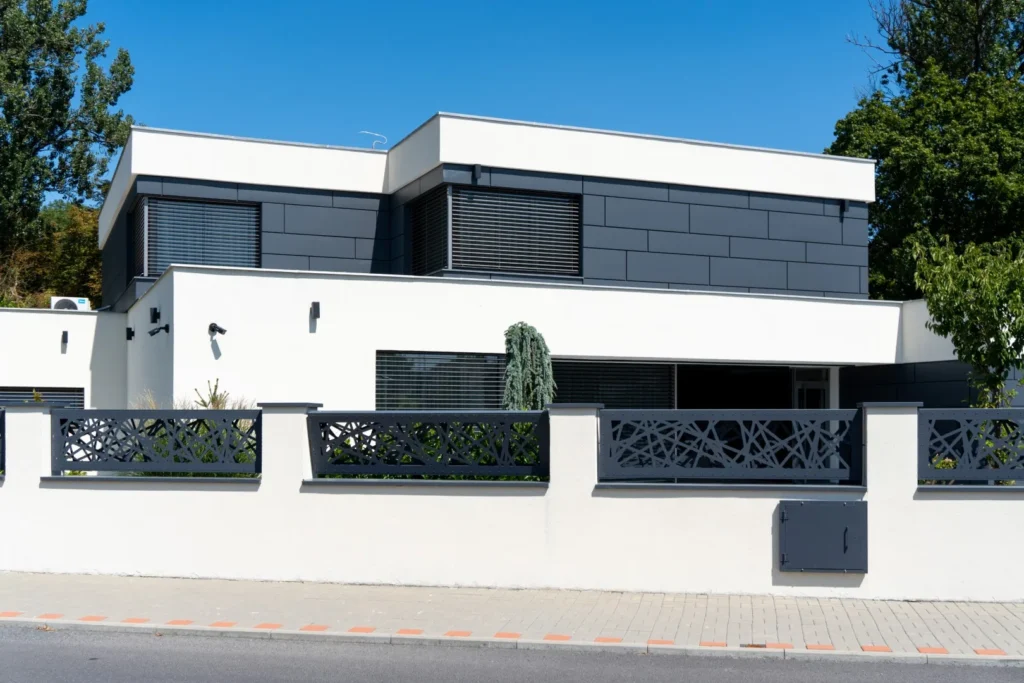 Stylové a funkční opláštění garáže u rodinného domu v Lučenci