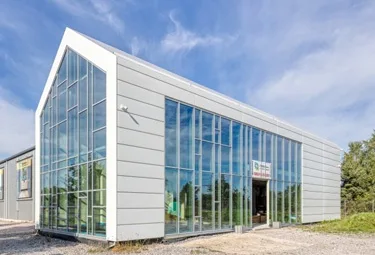Administrativní a výrobní areál SAS Glass v Rudné s čistým a moderním designem