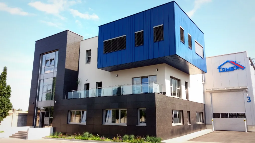 Firemní sídlo Tomek v Olomouci s čistým a moderním fasádním designem