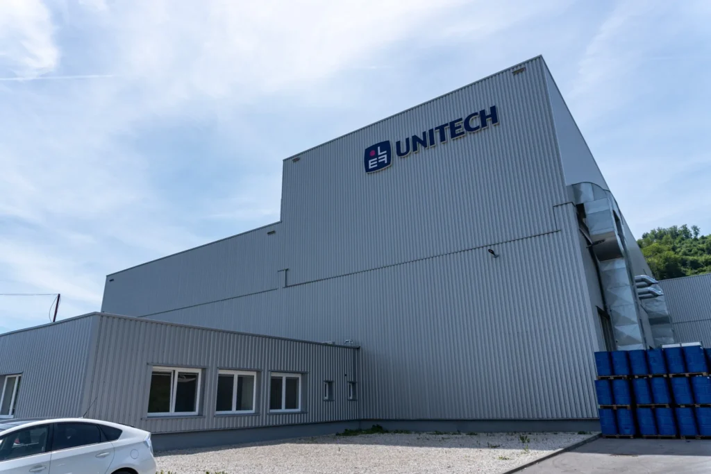 Funkční a estetické opláštění haly Unitech v Považské Bystrici