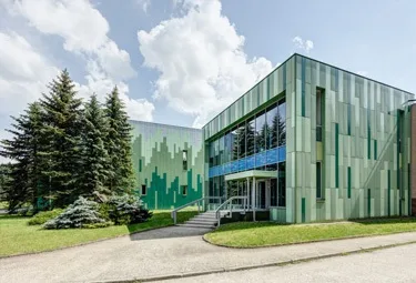 Provozní budova vodovodů a kanalizací v Březové s dlouhou životností fasády