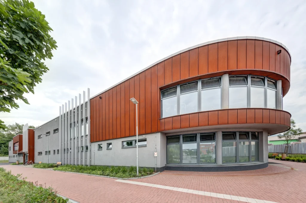 Monumentální fasáda Werk Areny v Třinci jako ocelová dominanta města