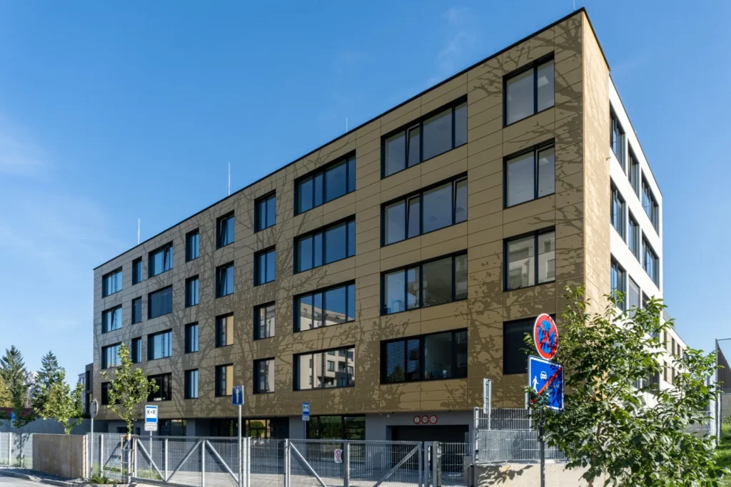 Hravá a barevná fasáda školy Elektra v Praze