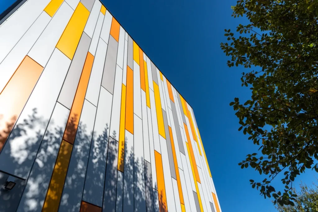 Přívětivý a teplý vzhled ZŠ Běchovice díky novému fasádnímu plášti