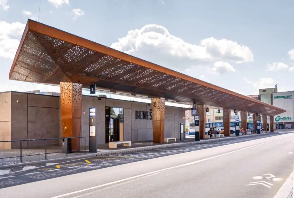 Moderní zastřešení terminálu s využitím cortenové oceli a perforace
