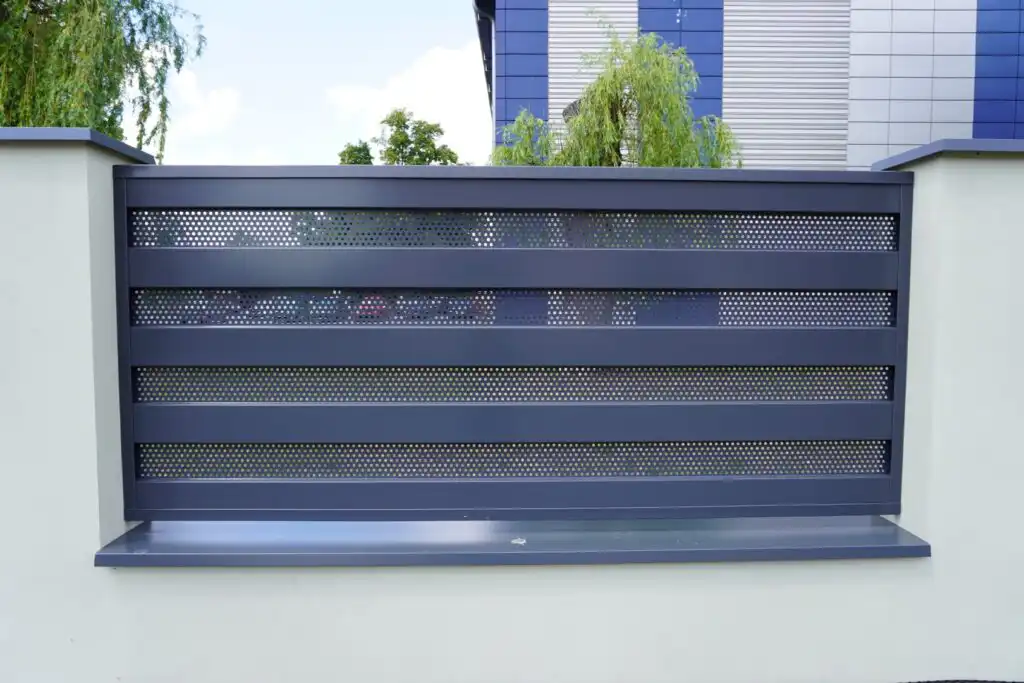 Moderní plotový dílec využívající vzor fasádní perforace