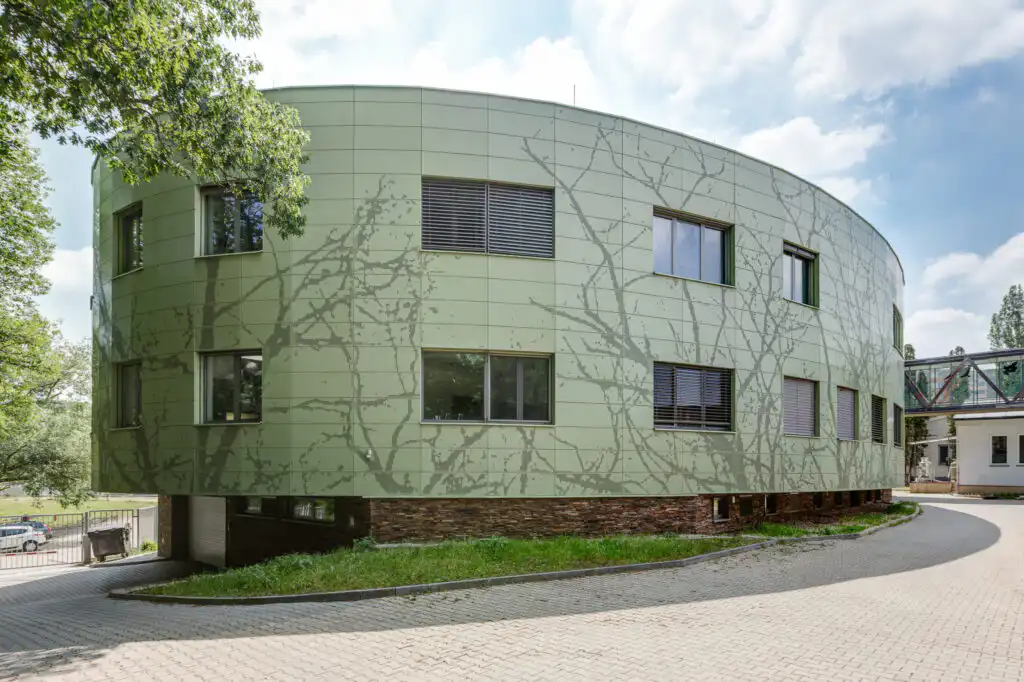 Hliníkové obklady DEKCASSETTE s fasádní perforací s motivem stromu