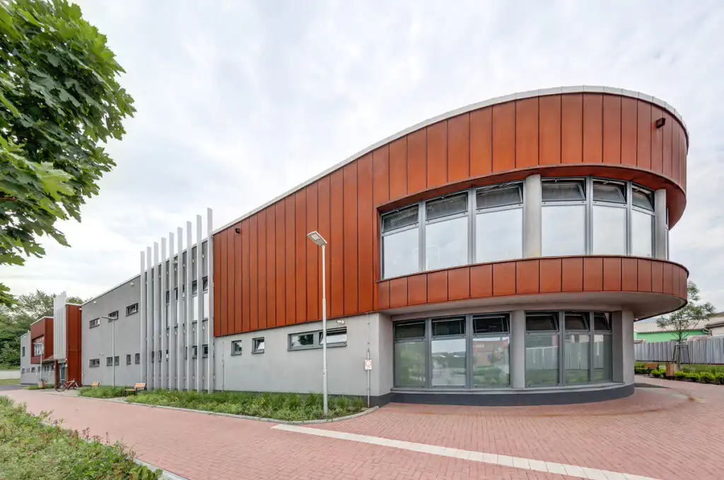 Obklad cortenovými lamelamy DEKMETAL pro provĚtrávanou fasádu sportovní haly