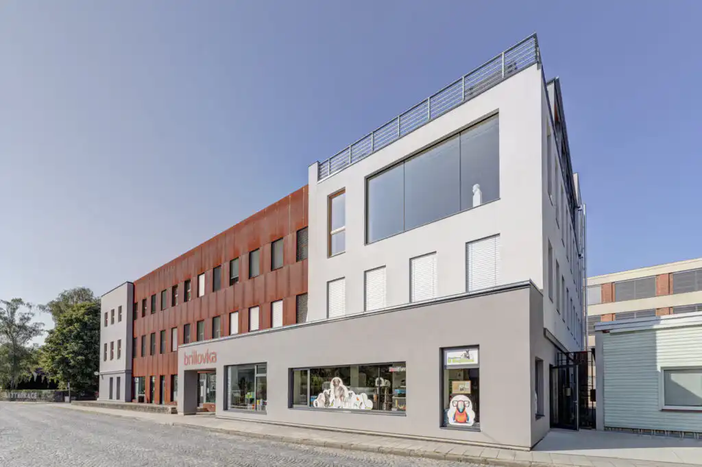 Moderní kancelářská budova s vertikálním cortenovým obkladem fasády