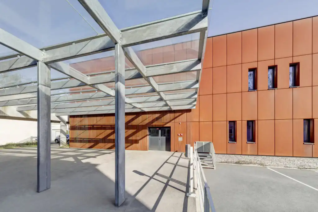 Depozitář obložený cortenovými kazetami DEKMETAL pro unikátní provětrávanou fasádu