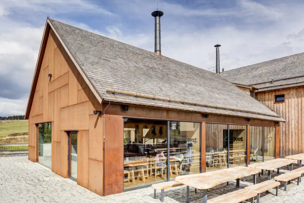 Moderní architektura: Spojení cortenové oceli, skla a dřeva na fasádě