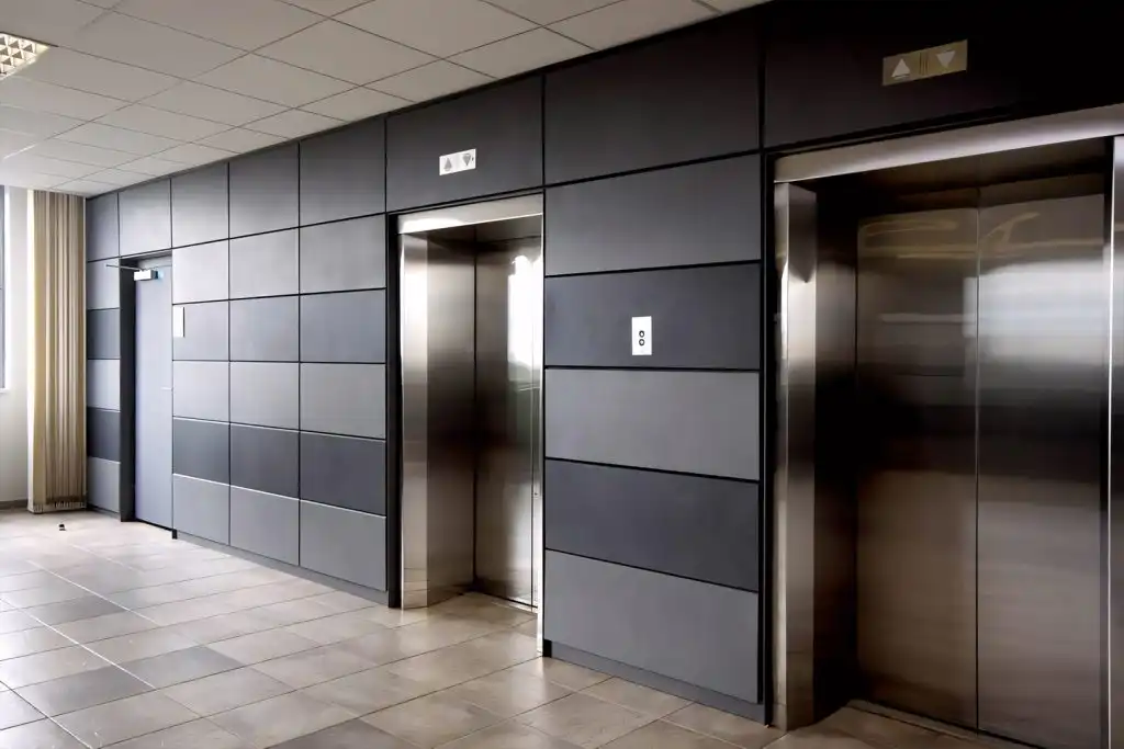 Moderní interiér s plechovým obkladem DEKMETAL