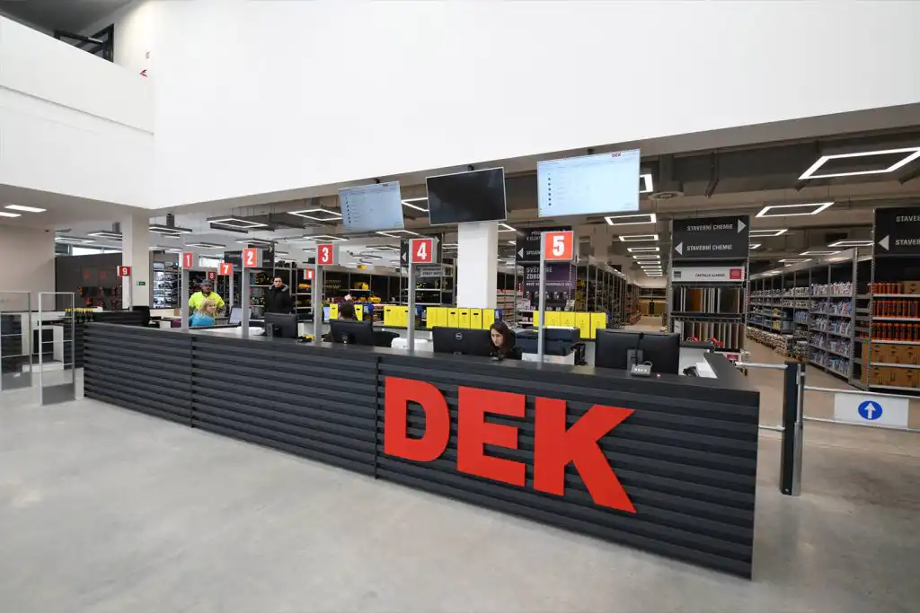 Obklad prodejního pultu DEKMETAL s ohýbaným speciálním profilem DEKPROFILE FOR ARCHITECT